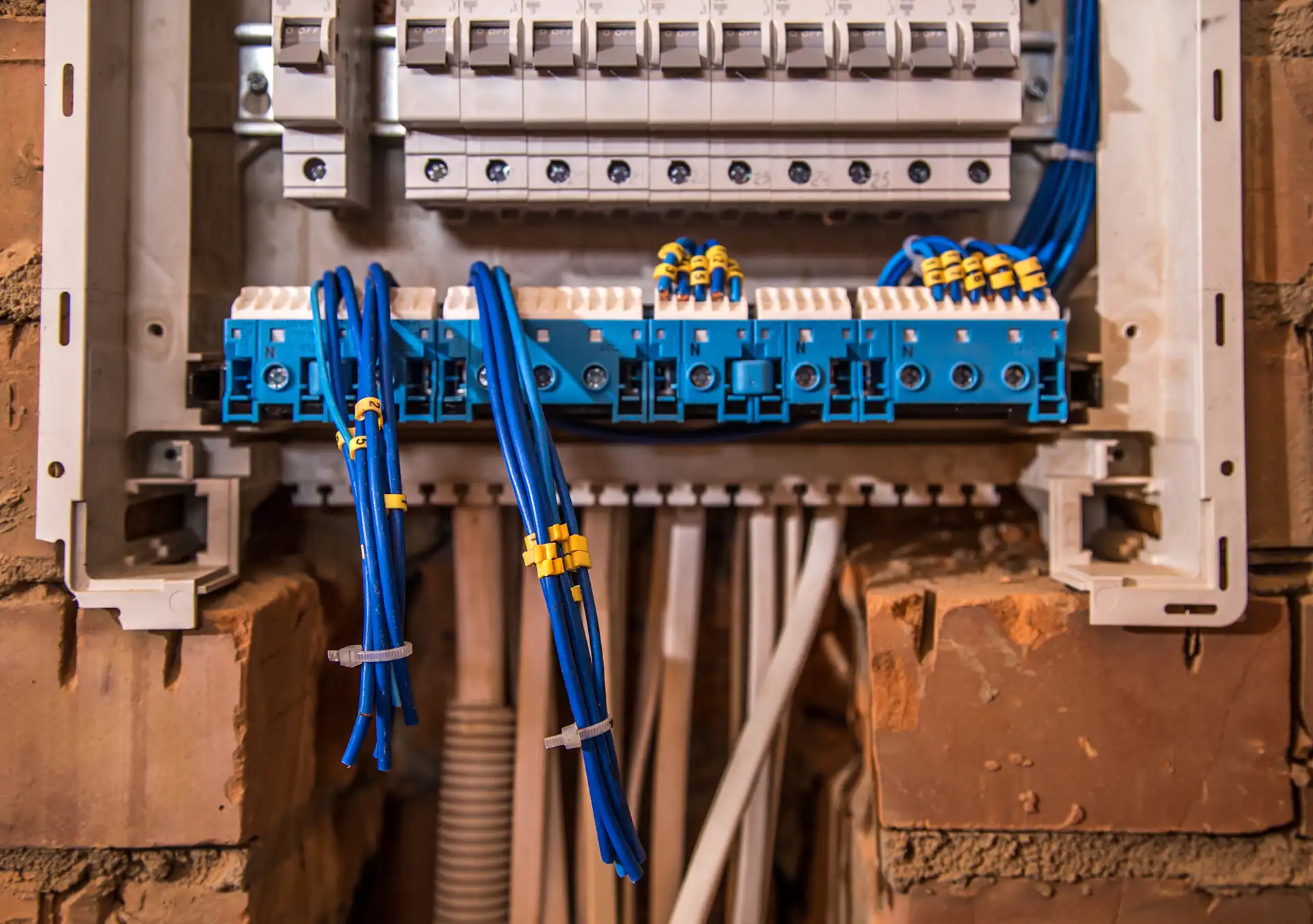 Norme nf c 15-100 : combien de prises par disjoncteur et bonnes pratiques pour votre installation électrique