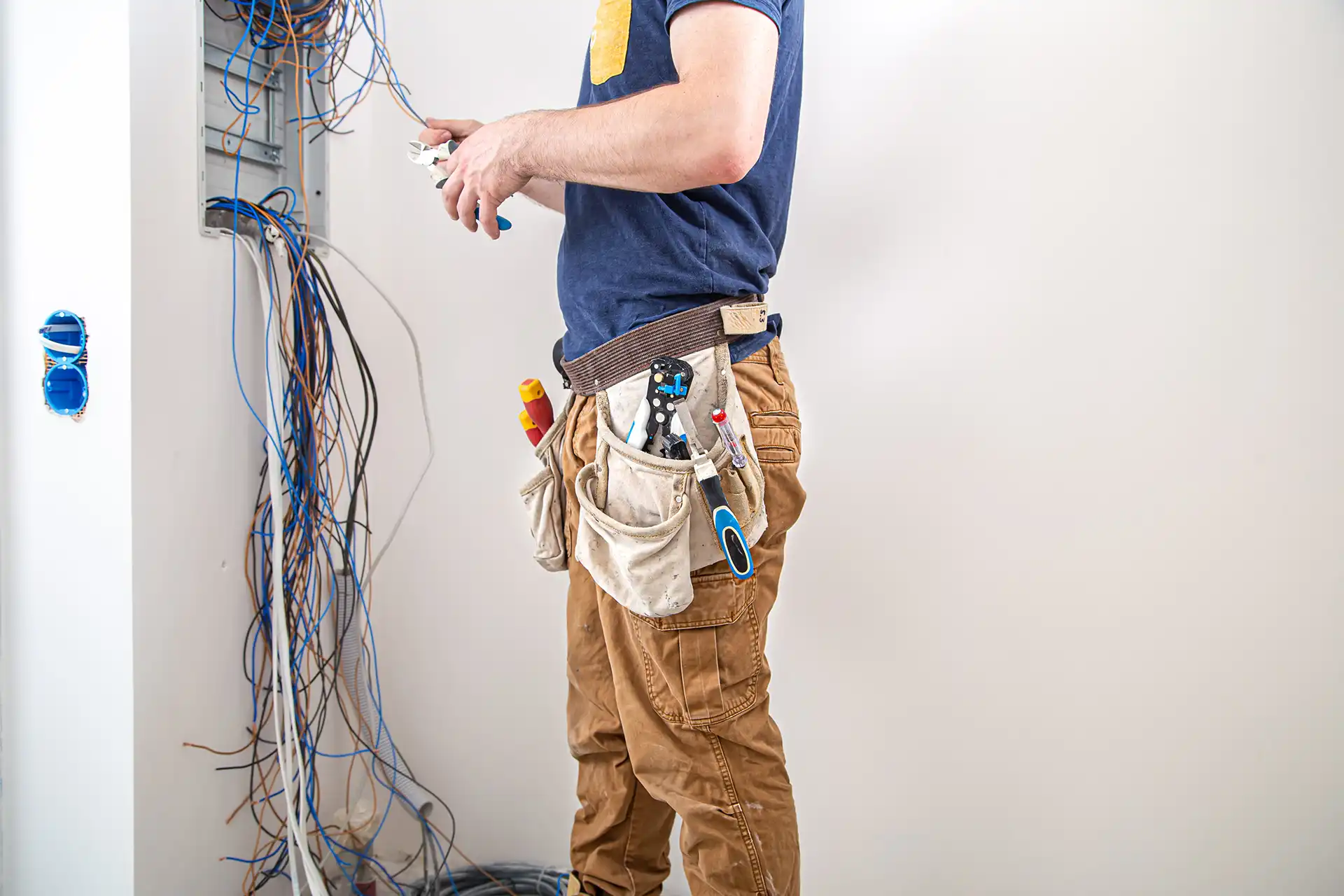 Dépannage électrique en urgence : comment agir, à quel prix et avec qui ?